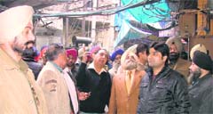 Joint Commissioner of the MC AS Sekhon (in pink turban) looks at loose wires