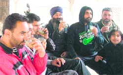 Residents have tea to beat cold in Ludhiana