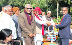 Thakur Attar Lal and other Rajput leaders present a memorandum to Justice KC Gupta,chairman of the Haryana Backward Classes Commission, in Rewari. 