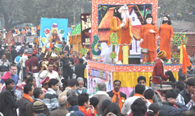 Devotees participate in a shobha yatra on the 635th birth anniversary of Sant Ravidass, organised by the Shri Guru Ravidass Janmotsav Committee from the Red Fort in Delhi on Tuesday.