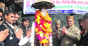Leaders of various political parties pay homage to late Congress leader Sardar Singh Rawat at Nainbagh on Tuesday.