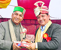 President of the Sarva Kalyankari Sabha Rajinder Rana honours a former teacher of the Patlandar school, Surender Gupta