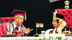 Mauritius Prime Minister Dr Navinchandra Ramgoolam has a word with President Pratibha Patil during the convocation at Kurukshetra