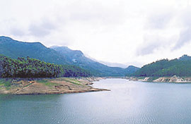 The twin lakes of Mansar and Surinsar do not have all-weather roads