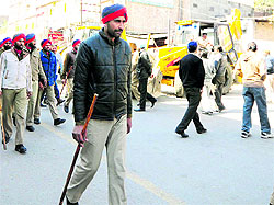 Policemen accompanying the MC team return after the demolition drive was called off at Ghumar Mandi in Ludhiana on Wednesday