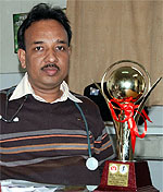 Dr Satish Jindal with his award in Bathinda on Thursday