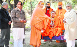 Prof GD Aggarwal sits on meditation for Ganga cleaning in presence of Swami Avi Mukteshwaranand, MC Mehta and Swami Shivanand at Matra Sadan  in Haridwar on Thursday.