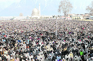 Lakhs of people offered prayers at the Hazartbal shrine on Friday
