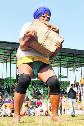 Gurdial Singh lifts a 80-kg weight