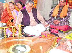 Union Minister of State for Parliamentary Affairs and Agriculture Harish Rawat, along with his wife Renuka and daughter Anupama, performs rituals at Daksh Maha Dev temple at Kankhal in Haridwar on Saturday