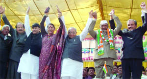 Delhi Pradesh Congress president J.P. Aggarwal with Central minister Krishna Tirath, AICC treasurer Motilal Vohra and others at the party's Workers Convention at Dussehra Grounds near Delhi University in Delhi on Sunday. 