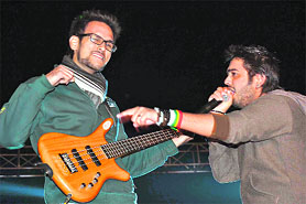 Wajhiuddin Farouqui and Sunny Ghanshayam of Pakistani pop band Raeth perform during a fest of the IIT, Mandi.