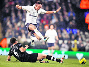 Tottenham Hotspur's Louis Saha (top) is challenged by Newcastle United's Michael Williamson during their English Premier League match in London on Saturday.