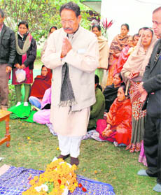 Chief Minister BC Khanduri pays tributes to Vidhyasagar Nautiyal in Dehradun on Monday. 