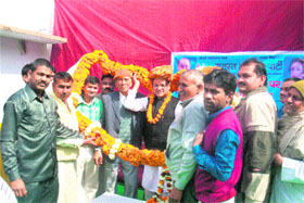 Samast Bharatiya Party chief Sudesh Agarwal gets a warm welcome in Rewari.