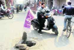An uncovered manhole at the Old Grain Market Chowk in Jagraon. 