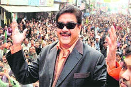 Actress Mahima Chaudhry waves during an election rally in support of Congress candidate Nadeem Javed in Jaunpur on Monday. 