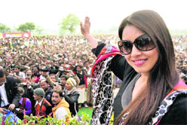 Actress Mahima Chaudhry waves during an election rally in support of Congress candidate Nadeem Javed in Jaunpur on Monday. 