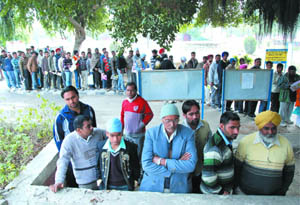 Applicants wait for their turn to get driving licence at the Traffic Park in Rose Garden. People in the queue alleged that they had to face delay as just one instructor had been deployed by the traffic police. 