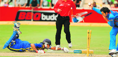 Sri Lankas Mahela Jayawardene (L) dives to makes his crease successfully during the ODI tri-seires match in Adelaide on Tuesday. The match ended in a tie. 