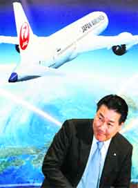 Japan Airlines president Yoshiharu Ueki on Wednesday announced that it had ordered 10 new Boeing Dreamliner aircraft as it looks to build on its recovery from bankruptcy and fight off the threat from an emerging budget sector 