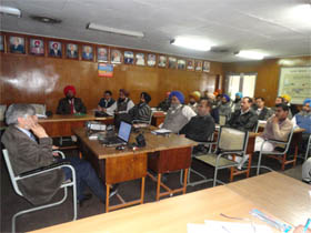 Prof Binay Kumar from Oxford University interacting with the participants at the PSPCL seminar held at Guru Nanak Dev Thermal Plant in Bathinda. 