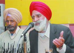 Punjabi singer Sukhwinder Singh declares his support for the Istri Jagriti Manch in Jalandhar. 