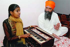 Meenu Singh practises with her mentor Amardeep Gill