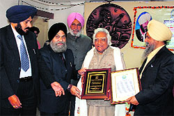 Pandit Yashpaul (third from left) being honoured in Patiala