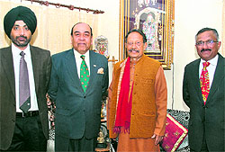 General SA Hasnain (Second from left) with Uttarakhand Chief Minister BC Khanduri in Dehradun on Thursday