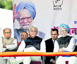 PM Manmohan Singh, Coal Minister Sriprakash Jaiswal and Congress general secretary Digvijay Singh at an election rally in Kanpur on Friday
