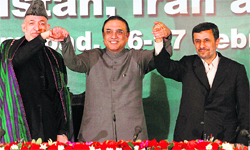 Pakistan President Asif Ali Zardari (C) with Afghan President Hamid Karzai (L) and Iranian President Mahmoud Ahmadinejad in Islamabad
