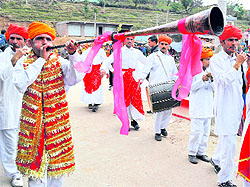 Artistes perform during the inauguration of the Shiv Khori festival in Ransoo on Sunday