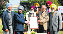 Members of the Senior Citizen Forum honours Dr Surjit Pattar in Ludhiana. 