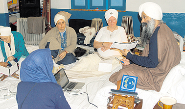 Bhai Baldeep teaches his disciples at Quila Sarai.