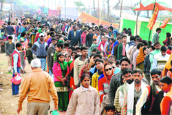A long queue of devotees at Shiv Mandir, Saketri.