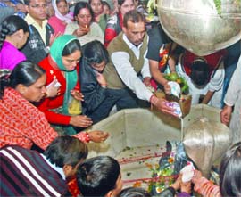 Devotees offering prayers to Lord Shiva on the occasion of Maha Shivratri at Hanuman Mandir, Connaught Place in New Delhi on Monday.