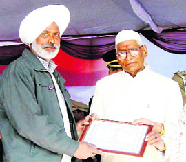 Haryana Governor Jagannath Pahadia honours Harbilas Singh at the Independence Day function in Ambala