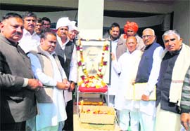 Prominent Malik khap leaders pay floral tributes to Dada Ghasi Ram on his birth anniversary at Gohana on Sunday.
