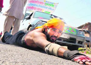 Monu, a resident of Rohtak, crawls his way to Neelkanth Temple near Rishikesh for the speedy recovery of cricketer Yuvraj Singh. 