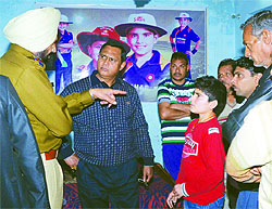 The police records the statement of the deceased's son in Shahkot on Tuesday