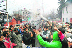Casual workers of the Floriculture Department burn Horticulture and Floriculture Minister Sham Lal Sharmas effigy in Srinagar. 