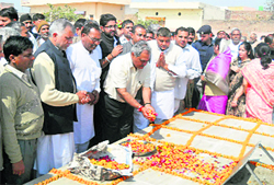 Former Minister Vinod Sharma and others pay floral tributes to Pandit Bhagwat Dayal Sharma at Beri in Jhajjar