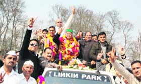 MASS APPEAL: Union Minister Virbhadra Singh gets a rousing welcome at Kanaid in Mandi on Thursday