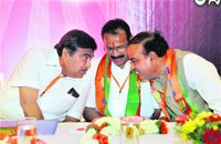 BJP president Nitin Gadkari with Karnataka Chief Minister Sadanand Gowda and MP Ananth Kumar in Bangalor