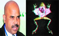 Arul Moorthy (left), a computer scientist from Chennai, demonstrated virtual dissection of a frog in New Delhi 