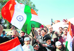 Kiran Bedi along with kids and members of India Against Corruption waves the Tricolour at Virsa Vihar in Amritsar