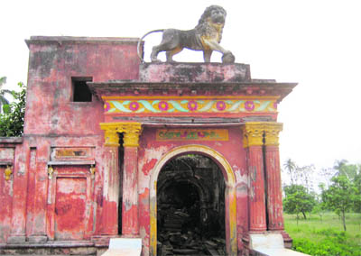 The entrance to Katgola Gardens. A beautiful Adinath temple built by Raja Dhanpat Singh Dugar and Lakshmipat Singh Dugar is located inside the gardens