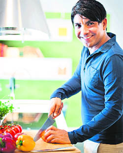 Food artist Sanjoo Malhotra from Stockholm has a large repertoire of fusion cuisine, which he calls Sambandha experience 