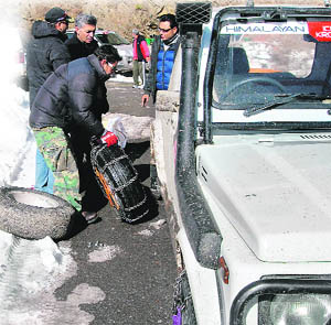 Participants fitting snowchains on the wheels
